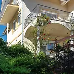 Apartment Flora *